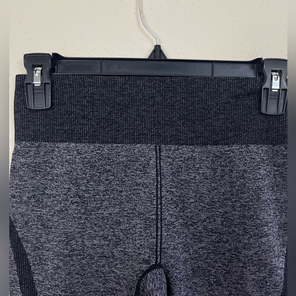 Fabletics Seamless Printed Capri Leggings Size XS - Picture 6 of 7